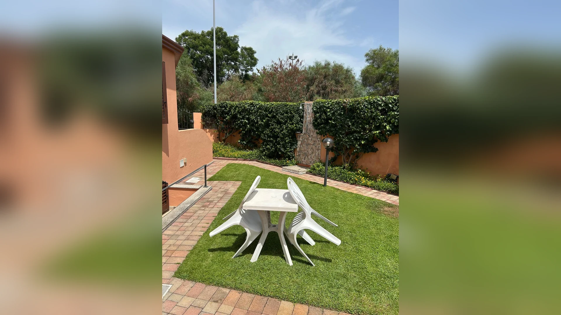 Giardino della Villetta Laura con tavolo all'aperto — Case Vacanze Arbatax, Arbatax (Sardegna) (foto 62)